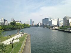 中之島公園東端から京橋方面を望む。