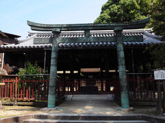 厳島神社を過ぎると、今度は三翁神社と言う社があった。
厳島神社の摂社で、三つの本殿が並ぶ珍しい社。
祭神は、海の神である綿津見神を中心に、大己貴命など、かなりごちゃ混ぜ。
よく分からないので、会釈だけして通り過ぎる。