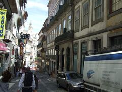 宿泊したホテルは、細い路地の中で、駐車場は遠くの公共駐車場