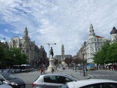 リベルダーデ広場。正面は、尖塔を持つ市役所。後で知ったのだが、多くの市内バスの発着所。