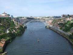 ドウロ川とドン・ルイス1世橋。左がフォト・スポットのピラール修道院