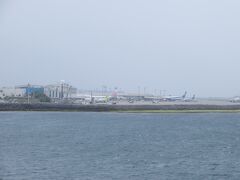 那覇空港を海から眺めます

二分に一本の離着陸があるそうで
見ていても次々に
航空機が飛び立ったり
着陸したり・・・

