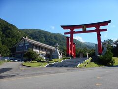 レンタカーを調達し、出羽三山のひとつ、湯殿山神社へ。
この大鳥居から先へは車で行くことができず、参拝バスに乗って神社へ向かう。