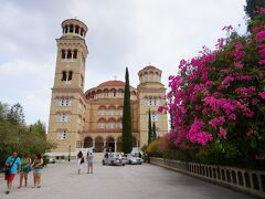 港へ戻る前にアギオス・アクタリオス修道院に寄りました。19世紀半ばから20世紀にかけて生きたギリシャ最後の聖人といわれるネクタリオスに捧げられた聖堂があります。建物は比較的新しめです。