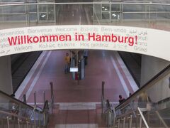 ハンブルク空港から市内に出るのはとっても簡単!!

空港直結のエスカレーターで空港駅に降りてSバーンに乗るだけです。