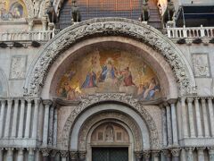 外壁の修復工事中、サン・マルコ寺院。
入口の真上にあるモザイク画は、
栄光のキリストと最後の審判。