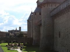 「コンタル城」は12世紀に建てられたトランカヴェル子爵の城館が元となっています。
その時代、カルカソンヌは大いに栄え、
キリスト教の『カタリ派』も民衆に拡大していきます。
しかし、『カタリ派』の権力の拡大に脅威を感じたローマ法王は“異端”と認定
13世紀に入ると『アルビジョア十字軍』を２０年に及び送り込みました、、

カルカソンヌを語る上では
『アルビジョア十字軍』そして『カタリ派』は切り離す事ができません、、

『カタリ派（アルビ派とも呼ばれる）』は、
元々カトリック教会や聖職者の堕落に反対する民衆運動として生まれました。
禁欲、菜食、非暴力に徹し、聖書の福音書をわかりやすく説き
南フランスの民衆の間で広まって行きました。
そんな民衆の人気を集める『カタリ派』は
カトリック教会には面白いはずがありません、、


『アルビジョア十字軍』の侵攻を受けた結果、
フランス国王(ルイ9世）に占領され、
トランカヴェル家や家臣達は追放
『カタリ派』は火刑など徹底的に弾圧さてしまいます。

カルカソンヌを収めたルイ９世は、
「コンタル城」の大規模な改築が行ない、
「ポン ヴュー（Pont Vieux　旧橋）」や「シテ」の外にも『下町（VILLE BASSE）』を造り、
ルイ９世の跡を継いだフィリップ3世は「ナルボンヌ門」や「サン ナゼール門」を建造し、
現在目にする“カルカソンヌ”が出来上がっていきます、、

　　※ルイ９世※
内政に力を入れ長期の平和を保ったため、フランス王国は繁栄し
各地に救貧院を造るなど、高潔で敬虔な人格から“理想のキリスト教王”と評されています
聖遺物のキリストの被った「イバラの冠」を高額で買取り
それを納める為に「サント シャペル」（パリ）を建造したのもルイ９世です

没後、カトリック教会より聖人に列され、
Saint-Louis（サン ルイ）、聖ルイと呼ばれます
（因みにアメリカ合衆国の都市セントルイスの名前の由来にもなっています）
宗教的情熱から2回の十字軍（『アルビジョア十字軍』の他に）を行ない
最期は十字軍の遠征先のチュニジアにて病没

