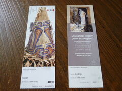 　国会議事堂のお向かいにある立派な建物。それが民族博物館。（外観の写真撮り忘れたので、せめて入場券の写真（左）だけでも載せておきましょう）

　ハンガリーの生活様式や民族衣装などが展示してあります。
　例えばいろいろな職業の人が使う道具や日用生活雑貨。四季折々の行事の様子。生まれてから死ぬまでの節目節目の様子、子供が遊ぶおもちゃ、子守をする子供、結婚式の様子、そしてお葬式の様子まで。見ているだけで楽しい博物館です。

　民族博物館はそれぞれの国の様式や、過去の姿を見ることが出来るので好きです。じっくり見てしまうので時間がすごーく掛かります。（以前社員旅行で韓国に行ったとき、ツアー行程に含まれていた民族博物館で最後まで見ていた−それでも時間が足りなかった−のは私）

　時間が好きに取れる個人旅行といえど、時間に制約があることに変わりはないのでなかなかじっくり見られません。ああ、残念。休みが最低でも2週間くらいあれば…（贅沢？）
