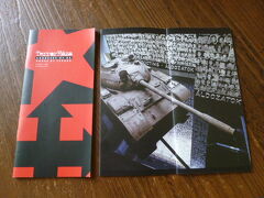 　私は怖いの苦手です。お化け屋敷も嫌いです。ちゃっちいお化け屋敷もぜーったい入りません。だって「寄ってくる」らしいし。
　戦争にまつわる施設を訪ねるのも気が重いです。特攻資料館とか、原爆資料館とか。そこでみた写真とか忘れられないんです。だからあんまり行きたくないです。

　ここも同じような理由でちょっと訪問を躊躇いましたが、これもハンガリーのひとつの面と思って行ってきました。恐怖の館、共産主義時代の恐怖政治についての博物館です。
　実際政治犯とかを収容したり、それ以上のことをしていた（らしい）建物を、そのまま博物館にしています。

　外観は普通の建物。でも（当時の？今も？）ブダペストの人で「アンドラーシ通り60番地」と言えば知らぬ人はいないところです。

　入館すると中は吹き抜けになっています。そしてそこには戦車が一台。こんなでっかい戦車に踏まれたらひとたまりもないことを実感。そしてその戦車を取り囲むように吹き抜けの一番上（3階）までびっしり貼られた犠牲者の方々の顔写真。見つめる顔・顔・顔・・・
　もうこれだけで暗澹たる気持ちになります。

　中では共産主義時代の映像がいくつも流されています。
当時の内部の様子を再現した部屋や当時の指導者たちの彫像。十字架。絞首台。
　映像は…残酷なものも少なくない。実のところ、あまり直視できなかったんですよ、残酷な映像だったので。でも、これが現実なんだなぁ、と。

　ちょっと演出過剰気味な感じもあり、映像以外はさほど怖くはないのですが。･･･地下以外は。
　地下は牢獄だったところです。実際いろいろあったそうです。ひんやり、いやぁ〜な感じ、です。そそくさと、さっさと通り過ぎてしまいました。

　さらに写真もないので（写真撮影禁止でした）、伝わらないこと甚だしいのですが、ご容赦ください。