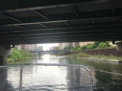 橋をくぐって横十間川に入りました。
亀戸天神の比較的近くを通るので、江戸時代にはチョキ船でにぎわったのでしょうね。