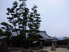 出口の向かいには、厳島神社の別当寺である大願寺が建っていた。
往時は、現在千畳閣などがある塔の岡から多宝塔の辺りまでが境内だったそうだ。
現在の本堂は、以前の僧坊。
本尊は、日本産弁財天の一つ、厳島弁財天だ。
本堂の前には、伊藤博文が植えたと云う九本松もあった。