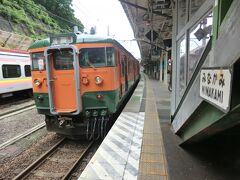 10:33
水上で乗換です。

おおっ！
これは115系近郊形電車ではありませんか。
昔、一世を風靡した電車で、オレンジとグリーンの湘南色を保持しています。
これはラッキー！
乗りましょう。

普通736M.高崎行
水上.10:35→高崎.11:38