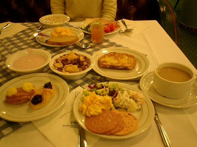 　「そこまで食べなくても」というくらいしっかり食べたこの3日。ここでの朝ごはんもこれで最後なので、たっぷりしっかり食べます。まぁ毎日同じようなメニューなので代わり映えはしませんが…<br /><br />　食べたのは、黒パン・ミュースリー・ハム類・チーズ・野菜サラダ・スクランブルエッグ・グレープフルーツジュース・牛乳。今のところ全く日本食が恋しくなっておりません。<br />