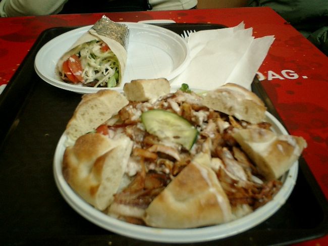 　買い物と換金の必要があったので、ウェストエンド・シティセンターへ行きました。<br />　このシティセンターはヒルトンホテルと隣接しているおっきなショッピングセンター。ブランドの店やらドラッグストアやら、スーパーやらお食事処やら銀行が入っている。つまり・・・どこにでもあるショッピングセンターなのです。<br /><br />　残念ながらワタクシたちの欲しいものは見つからず、換金しようにもレートは悪い。ブダペストまで行ってブランド品買うわけでもないし…（ブダペストに関わらず買わないけど）<br /><br />　で、ちょうどお昼どきになったので、フードコートに行ってごはんを食べました。イメージとしては…ショッピングセンターにあるフードコートという感じ。<br /><br />　ワタクシたちはケバブを食べましたが、ほかにもピザとか焼きそば・焼きビーフン（アジア料理コーナーにあった）とか色々ありました。相変わらず量は多いです。写真手前は皿盛りタイプ。パンがなくてちょうどいいくらいの量でした。味も普通〜<br /><br />　ショッピングセンターの人出は多かったです。ここは地元の人にとって、ちょいとしたお出掛けポイントなのかもしれません。<br />