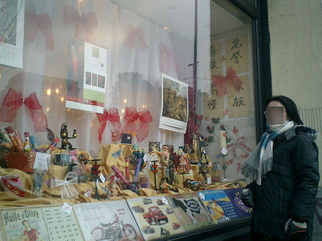 　ハンガリーのみやげものと言えば、磁器の有名ブランドであるヘレンドや、貴腐ワインであるトカイ・アスー、クリスタル食器や刺繍、木製の工芸品など。インターネットで調べておいた店を色々と巡ってみました。<br /><br />　綺麗な絵が施された木製の胡椒挽きや、陶器のカップなど、興味を引くものはいくつかあったものの、「これだ！」というものには巡り会えず、結局は市内を散歩していたような午後になりました。<br /><br />　そうそう、旅先から便りを出しておきたい親しい人たちがいます。日本宛てに2通とドイツ宛てに2通。<br />　聖イシュトヴァーン大聖堂からほど近いところにある、文具店にて数枚の絵葉書を買い求めました。そしてその店を出たところで「これは！」というもの発見。<br /><br />