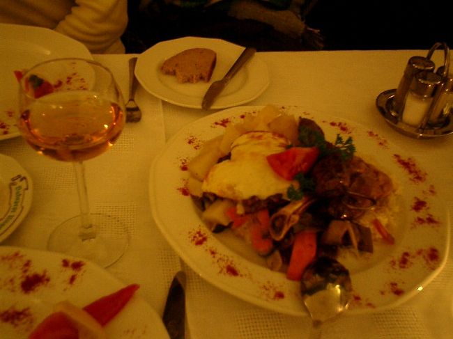 　夕食は、英国大使館そばにある、ラム肉をメインとしたハンガリー料理のお店アラニ・バーラーニに行きました。前々日(2/1)に食べに行ったら閉まっていたレストランがここ。<br /><br />　暖かな感じがする店内は落ち着いた雰囲気で、あちこちに放牧風景を描いた絵や羊の毛皮が飾られています。<br /><br />　いままでの経験から一皿の量が多いだろうと判断、給仕さんに2人で1人前を食べたい旨相談すると快くOK。感じのいい店です。<br />　出てきた1人前のはずの料理は、ワタクシ達の想像を裏切ることなくたっぷり2人前くらいの量でした。<br /><br />　頼んだのは、ラム肉3種焼き・黒パン・トカイワイン・パラチンタ・カプチーノ。<br /><br />　そしてラムの膝から足首にかけての肉、初めて食べました。ほろほろと柔らかく、しかもコクがあって、始めはラム以外の肉と思ったほど。ハンガリー産のワイン も飲んでご満悦です。