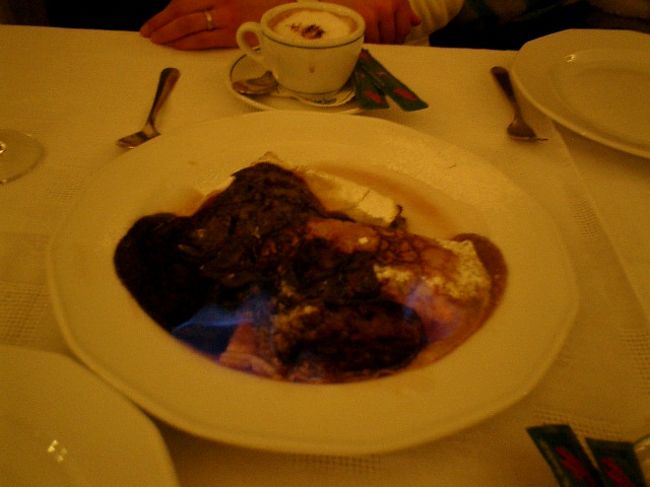 　最後はデザートのパラチンタ。パラチンタとは薄く焼いたパンケーキ（もしくは厚めのクレープ？）でジャムや野菜などを包んだもの。<br /><br />　この店のものは「ザ・デザート！どうだーっ！」という感じで、こってりチョコレートがたーっぷりとかかっていました。更にブランデーをかけてフランベをしてくれます。<br /><br />　甘いもの好きの夫が「ヒーッ、あ、あ゛ま〜いっ」と悶絶するくらいに甘いデザートでした。言うまでもなくワタクシは、その甘さに一口二口でノックアウトされました ちなみにこれも1人前です。<br /><br />パラチンタは甘かったのですが、全体的に見ると今宵の食事は大満足 でした。<br />料理の味よし、音楽よし、給仕さんのサービスよし。<br />11,000フォリント（楽師へのチップ別）掛かりましたが、それだけ支払う価値のあるお店でした。あぁ、美味しかった。