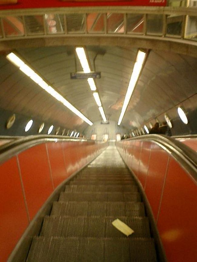 　ブダペストの地下鉄は1号線から3号線まであります。市内のあちこちに行くには便利なので、よく利用しました。<br /><br />　地下鉄なので、ホームは当然地下にあります。地下に降りるにはエスカレーターを使いますが、これがもう！ガタゴト動きが荒い（日本のものほど滑らかでない）のはいいんですが、スピードが速い速い！ベルトコンベアかよ！と突っ込みを入れたくなるほど。<br />　速い上に揺れるので、最初に乗ったときはちょっと体勢を崩したほど。あわわわわ、となるわけです。<br /><br />　慌てているのは我々旅行者だけで、地元の方はかなり年配の方も含めて「これがあたりまえ」という顔をして使っています（あたりまえだわな）。<br /><br />　乗り込むときにベルトを持ちさえすれば全然問題なし！ということに気づき「エレベーターの乗り方」を早々に会得した我々は、帰国後、日本のエスカレーターの速度の遅さに辟易とするのでした。<br />