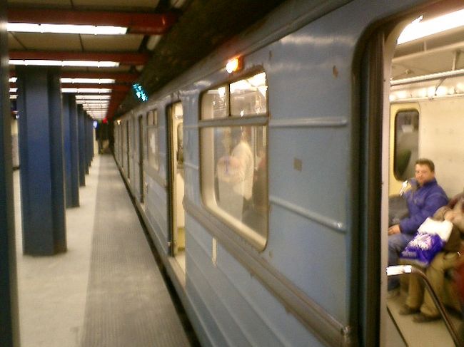 　こちらが地下鉄の車両。古くてゴツくて実用第一で、趣があると思いません？<br /><br />　ブダペストの地下鉄には「優先席」がありません。<br />　でも何度も地下鉄に乗っていて、なんとなく「優先席」がない理由がわかりました。それは別に高齢の方が乗っていないのではなく、すべてが「優先席」なんです。<br /><br />　高齢の方が地下鉄に乗ってくると座っていた若い人は席を立ちます。とても自然に。そして高齢の方も自然に座ります。そんな風景を一度ならず見ました。<br /><br />　ある駅では、到着するホームに高齢の女性を認めた男性が、電車が止まる直前に席を立ちドア付近へと移動しました。その席にはもちろんその女性が座ります。高齢の方が乗ってくるよりも前に席を立つ、その姿が印象的でした。<br /><br />　若い女性が席を譲り合う姿も何度も見掛けました。<br /><br />　譲られるほうも「わたしゃ、まだそんな年じゃない！」なんて言うこともなく素直に好意を受け取ります。（言ったとしてもマジャール語なので理解は出来ないけど、そういうのってなんとなくわかるもんです。）<br /><br />　もちろんそんな人ばかりじゃないと思うのですが、座席が必要な方に席を譲るのが当たり前であれば、「優先席」は要らないんですね。<br />