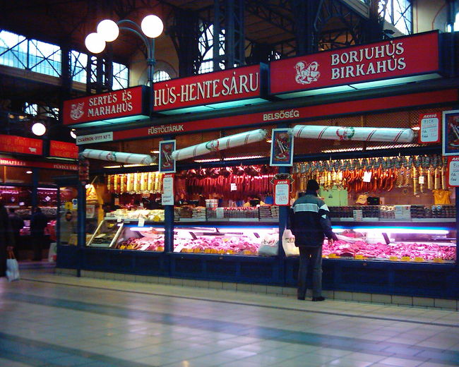 　1階にはある店で多いのは肉屋と八百屋、酒屋。魚屋はありませんでした（＊）。しかしそれぞれのお店が扱っている量の多いこと多いこと。日本みたいにかわいらしく一盛り、なんて置き方はしていません。そのまま山積み。必要なものを必要なだけです。<br /><br />　こちらはお肉屋さん。<br /><br /><br />（＊）2006年当時「魚屋はない」と記録しましたが、2011年訪問時には地下に魚屋があることを確認しました。2006年にもあったかもしれません。写真がないのが残念ですが…