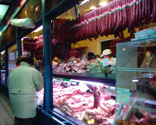 　お肉屋さんに近づいてみました。ぶら下がるサラミが圧巻です。商品ケースに並ぶ肉・肉・肉・・・<br /><br />