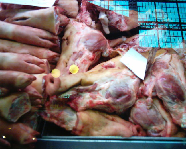 　こんなのとかあります。<br /><br />　でも、頭のてっぺんからつま先まで、無駄にせず食べるというのはとても大事なことだと思います。そして、命を食べているのだということを知ることもまた大事。<br /><br />　ハンガリーでは豚の頭とか豚足とか豚耳とか、どのように調理しているんだろう・・・？そっちのほうが興味深々だわ。<br />