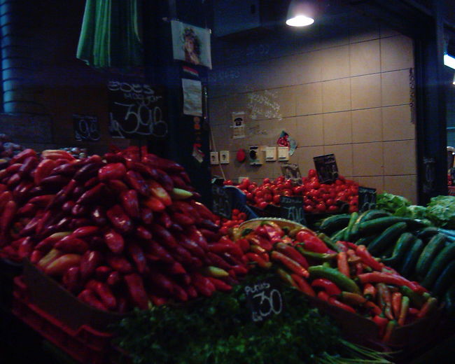 　こっちは八百屋さん。名産のパプリカがてんこ盛りです（「てんこ盛り」以外の表現が思いつかないっ！）。<br />