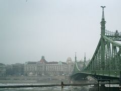 　中央市場を出て行ったのは、ゲッレールトの丘の麓にある自由橋です。一昨日行ったくさり橋よりも南側に位置します。今日も冷えているため、ドナウ川には氷が流れています。あぁ寒い。

　橋の向こう側に見えているのは、ゲッレールト温泉。宿泊客以外も利用することができる立派な外観の温泉です。ハンガリーは温泉大国。首都ブダペストや近郊の町にも温泉が沢山あるそうです。

　橋の手前には経済大学があります。この経済大学も立派な建物でまるで観光施設のよう。ヨーロッパでは古い建物やお城などを大学としてよく活用しているようです。
　古い建物を長く大事に使う姿勢には、見習うべき点が沢山あるように思います。