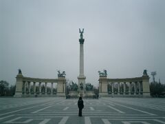 　この景色が見たかったからブダペストまで来たのかもしれません。
　アンドラーシ通りの北に位置する英雄広場。この国の英雄達の像が立ち並ぶ広場です。

　真ん中に大天使ガブリエルが立ち、その両脇に計14人の英雄が並びます。
