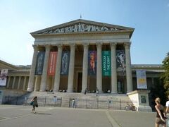 　英雄広場の向かって左側にあるのが西洋美術館、右側にあるのが現代美術館。

　ギリシャの神殿を模して作られたこの西洋美術館では、ちょうど企画展が開催されていて人の多いこと！スペインのプラド美術館が所蔵するベラスケスの「女官たち（ラス・メニーナス）」やエル・グレコなどが目玉だったようです。

　「ようです」というのは、実はこの企画展は見ていないんです。
　目的は、常設展示されているクラーナハで、それは見たのですが、特別展まで見る時間がなかったんです。まるで団体様のよう・・・。

　とはいえ、ベラスケスの「女官たち（ラス・メニーナス）」はちょっと見たい気もしたんですけどね〜もったいなかったなぁ。

　こちらでも街角で演奏している人を見かけます。日本のギターを抱えたいわゆる「ストリート系」ではなく、バイオリン弾きが多いように感じます。
　美術館の前にもバイオリン弾きのおじさんが悲しそうな曲を奏でていました。しかもそのおじさんのバイオリンはお世辞にもいい音というわけではありませんでした。くたびれて、ちょっとかすれててバイオリンそのものがもう良くなかったみたい。でも悲しい曲調とかすれた音、寒々しい空の色が絡み合って、もの哀しい雰囲気を醸し出していました。

　実はこの日、写真をほとんど撮らなかったのです。なぜだろう？そんなわけでこれは2011年8月に撮影したもの。空の色が違います（笑）
