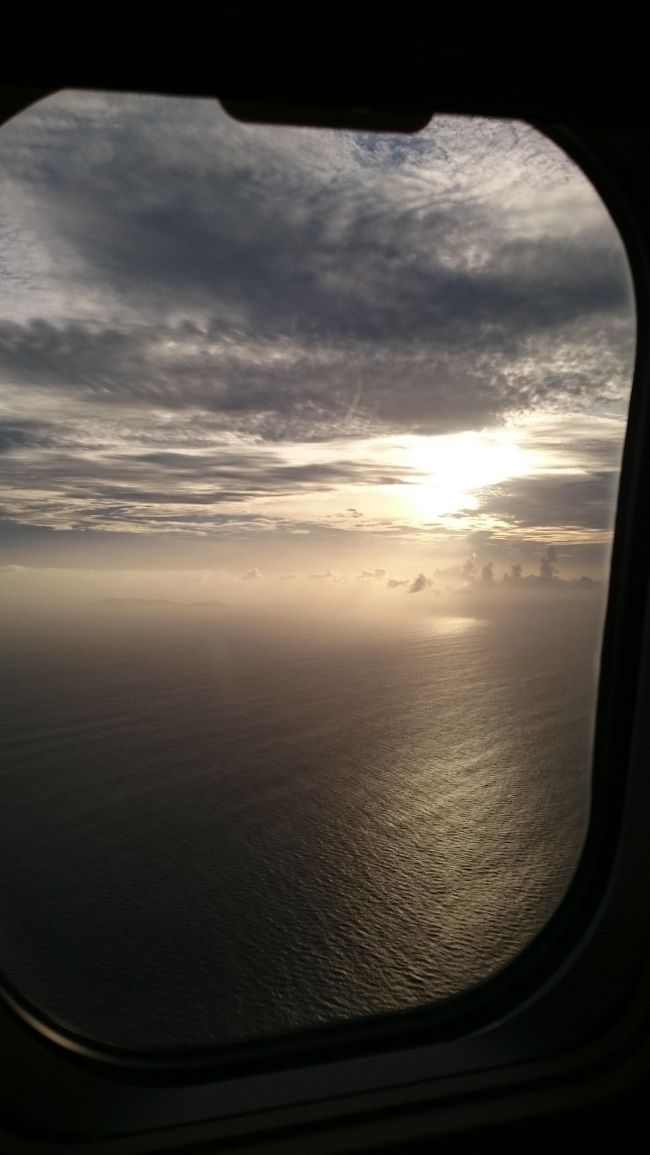 それを伝えてから、<br /><br />ほかのCAさんからも<br />帰りもどうぞよろしくお願いします。と言われました(笑)<br /><br />そして、CAさんから<br />「少し遅れておりますが、お土産を買う時間はあると思いますよ」と<br /><br />そんなことを話していると、なぜか飛行機が曲がる回数が多いと思っていたら、<br />那覇空港でバードストライクがあり、<br />待機のために巡回していたとのこと。<br /><br />