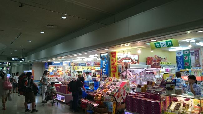 ラフテーが欲しいと話していたので、それを購入です。<br /><br />あとはバラマキ用にお菓子を買って保安検査へ向かいます。