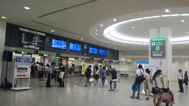 プレミアムクラスなので、優先レーンを使用できるのですが、<br />止められて、普通レーンへ移動させられてしまいました。<br /><br />プレミアムクラス搭乗者に見えなかったようですね(^^;<br /><br />優先レーンが使えるような雰囲気が出せるようになりたいですね(^^;