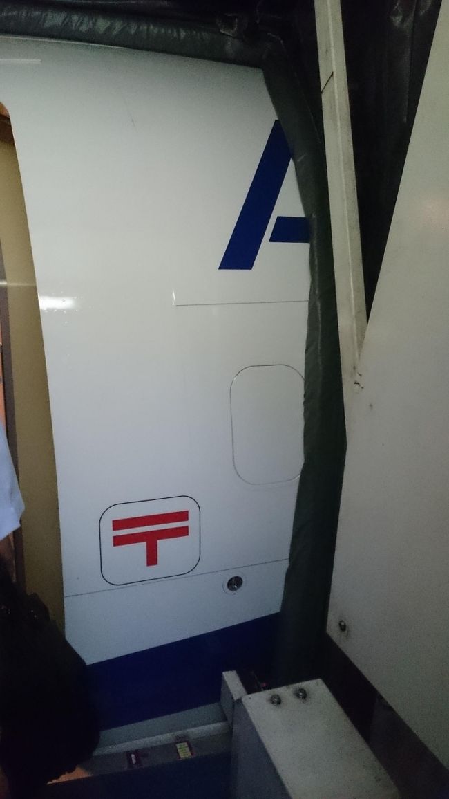 機内に入った瞬間に、<br /><br />お帰りなさいませ。お土産は購入できましたでしょうか？<br /><br />やさしく質問していただきました。<br /><br /><br />CAさんと仲良くなった感じがしますね(笑)<br /><br />