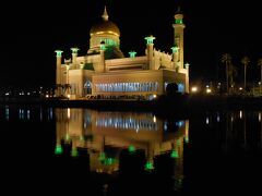 撮影が下手なのでその美しさをうまく出せないのが残念。
ライトアップされて人工湖になった水辺に浮かぶ逆さのモスクのきれいの何の。

マイクで流れるアザーンの声が時々「ゲホゲホ」してたのが気になったぐらい…（風邪ひいてたのか？）