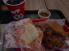 ヤヤサンの外にもコーヒーショップ以外のお店が見当たらなかったので、ジョリビーに落ち着く。

マニラで食べた時と同じ味（笑）