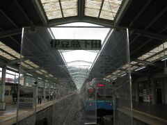 下田駅に到着。

右側の車両は普通電車です。