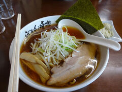 無事、沓形に戻るバスに乗り、お昼は人気のラーメン店「味楽」へ。
焼き醤油ラーメン、濃厚なのにしつこくないスープが絶品でした。
