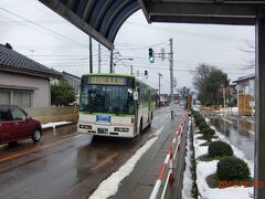 四方口バス停から富山駅始発の新港東口行きのバスに乗る。
廃止になった射水線をトレースしているバス路線。