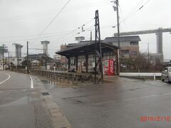 すぐ目の前に万葉線の終点、越ノ潟電停がある。
港ができる前はさきほどの富山地鉄射水線の一部だった。
