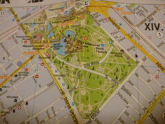 　ハンガリーは温泉大国。ブダペストにも沢山の温泉があります。
　温泉好きのワタクシとしては是非行ってみたかったところのひとつ。旅先で温泉なんてなんとなく贅沢 だし、旅の疲れもさぞかし取れることでしょう。
　宿の手配をしてくださったKさんのサイトによると、ここセーチェニ温泉と、昨日(2/3)行った自由橋の向こう側にあるゲッレールト温泉がお勧めとのこと。ここは庶民派セーチェニ温泉を選択してみました。

　ここは水着着用、男女混浴の温泉です。
　男女混浴を選んだのは、男女別だとただでさえ言葉不自由なワタクシ困っちゃう…というなんとも情けない理由。まぁふたり一緒のほうが楽しいですしね。

　セーチェニ温泉はかなり広く沢山の温泉があります。それぞれの浴槽にお湯の温度が書かれていますが、なんとなく室内の温水プールか、はたまた温泉センターといった感じ。

　露天風呂もありますよ〜！でもなんかやっぱり屋外にある温水プールという感じが否めないのですが…。露天風呂にはお湯につかりながらチェスをするという有名な「風呂チェス」があります。温泉の一角にチェス盤があってほんと普通にチェスに興じてる。

　そのほかにも流れる温泉（流れるプール？）とか、サウナとかあり、しっかり楽しんじゃいました。旅の間の、いや旅の前から溜まっていた疲れも温泉＆全身運動によって取れていきました。
　うぅん、4日目じゃなくてもっと早く、2日目あたりに来ておけば、疲れが溜まらず良かったかもしれない。

　温泉の後には医療マッサージをしてもらいました。こちらは温泉の入浴料とは別料金。30分で3,000フォリントくらいだっと思うのですが…忘れてしまいました。
　足の指の間から踵から全身くまなくマッサージしてもらい、体中のコリがかなりほぐれた感じ。

　そうそう、この温泉に行くならば持参すると便利なものがふたつ。

1.ビーチサンダル
　温泉内は広いのであちこち歩くと足が結構汚れます。冬場は冷たいし。移動時に履くためにあると便利です。ワタクシは日本から持って行きました。100円均一の店で買ったやつ。これで充分です。
2. ガウン（冬場）
　なんかガウンっていうと「お風呂上りにガウンを着て、片手にはブランデーグラス、片手には葉巻」っていうヘンなイメージがあったのですが、冬場の温泉ではあったら絶対いい！
　温泉の中に入っているときはいいのですが、お湯から上がると寒いです。特に露天の場合、冬場の気温は氷点下！？なので、すばやく体についた水分を拭き取らないと寒いのなんのって・・・そんなときガウンがあれば、水気は吸い取ってくれるし、外気に触れる部分は確実に減るので寒さ対策になる、という具合。かさばることさえ嫌でなければお勧めします。

　ちなみに水着を忘れても「貸し水着」があります。サイズが合うかの保障は出来ませんが…

　こちらも写真がないので、当時現地で貰った地図の中から温泉近郊のものをアップ。温泉は37番付近だと思われます。

　この旅で温泉を体験したことから、私はすっかり「海外旅行先の温泉」の魅力にはまってしまいました。温泉とのいい出会いになりました。
