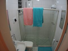 まあ、確かにマンション自体は相当ボロいぃぃ...（いや、古いぃぃぃ）ですが、そもそもこんなコパカバーナ海岸のまん前（五輪トライアスロン会場が下に広がる）で、今買えば、間違いなく『億』の単位がつく物件である事は間違えありません....。

写真：お湯もばっちり、タオルも人数分。小ざっぱりして清潔です。