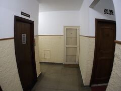 なんと！普通の個人用の庶民的なアパートの一室だったんです....。この真正面の白い「檻」の中が....我々のお部屋です.....。

最初は、入口がわからずウロウロしてしまいました。