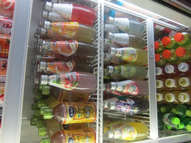 飲み物がみんな中間色