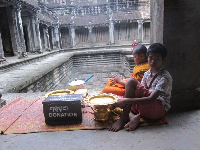 子供僧<br />寄進箱