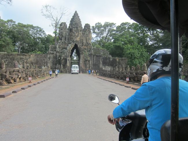 トゥクトゥクで移動