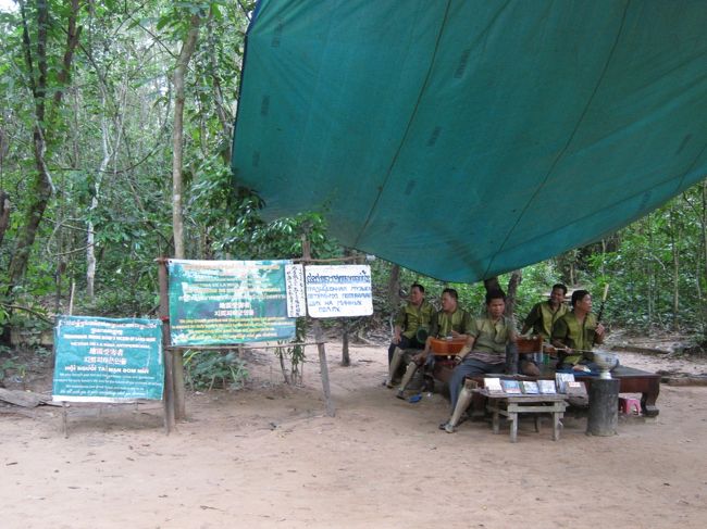 地雷で足を失くした人の楽団
