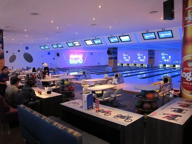 無人のボーリング場