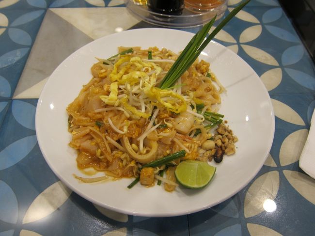 屋台と一緒だけど、空港で食べると<br /><br />２３時プノンペン発