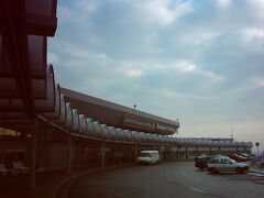 　5日前に到着したフェリヘジ空港へ舞い戻ってきました。

　フェリヘジ空港はブダペストの郊外にあります。空気が冷たくて、今日も寒い一日になりそう。うす曇の向こうから日が差し込み、静謐な感じがします。

　空港の中は「静謐」とは全く違った光景が広がっていました。チェックイン（搭乗手続き）カウンターには、日本人団体さまが…。久しぶりに日本人見ました。こんなに寒いのに来てる人はやっぱりいるのね〜。

　団体さまの後ろでチェックインの順番を待っていたら、我々を個人旅行者だと気付いた空港係員さんが、別のカウンターでのチェックインを勧めてくれました。チェックインだけビジネスクラス（苦笑）

